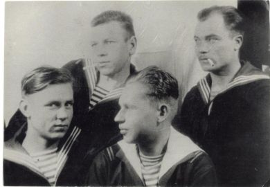 Шелковников Алексей Иванович (справа)