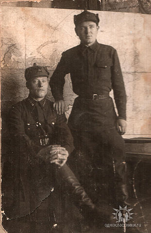 Ковалев Григорий Ефимович (стоит)