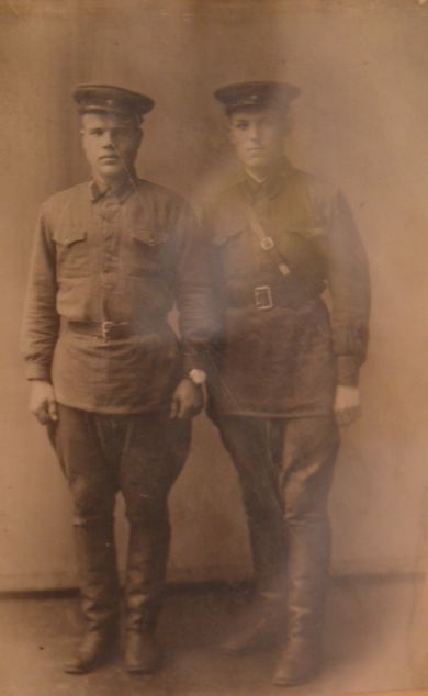 Чвилев Константин Егорович (слева).