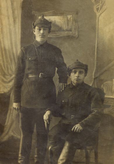 Мищерин Фёдор Павлович(стоит), Толстых Иван Минаевич(сидит)