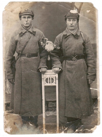 Абрамов Михаил Иванович (на фото справа)