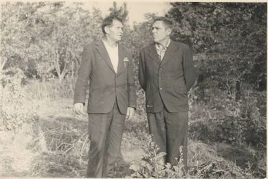 Скряга Григорий Иванович (справа), Несмачный Яков Данилович (слева)