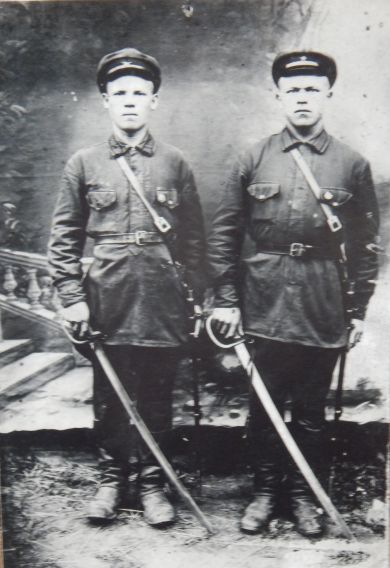 Григорьев Антон Ефимович (слева)