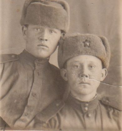 Ворошилов Григорий Гаврилович (слева)