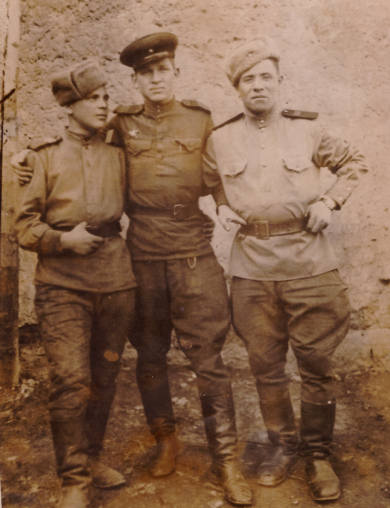 Воронов (в центре) Николай Владимирович