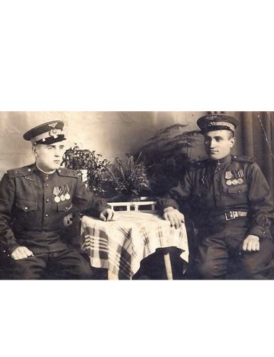 Литвяк Михал Семенович  (Справа)