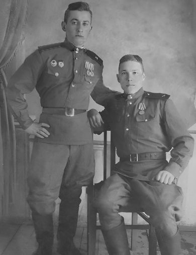 Топоров Иван Владимирович  (На Фото:слева)