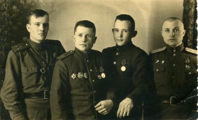 Лобачев Борис Михайлович (первый слева), Дикалов Никифор Захарович (третий слева)
