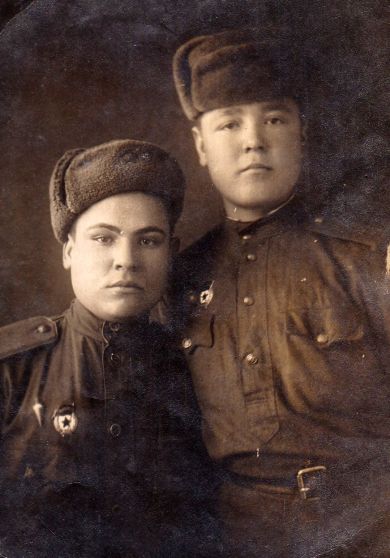 Пшеничников Анатолий Петрович (справа)