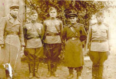 Брюханов Василий Яковлевич (второй справа)