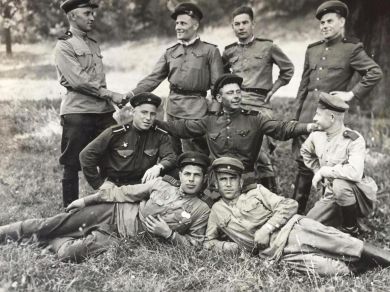 Бабич Иван Андреевич (нижний ряд справа)