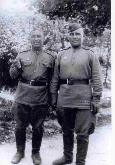 Кузнецов Георгий Григорьевич (слева)