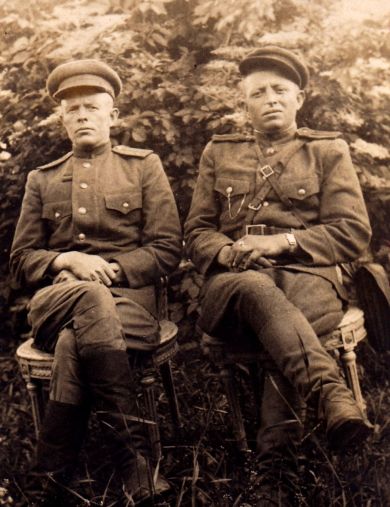 Шелковников Кирилл Тимофеевич (слева)