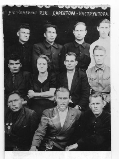 Карнаухов Григорий Лаврентьевич (2 ряд первый слева)