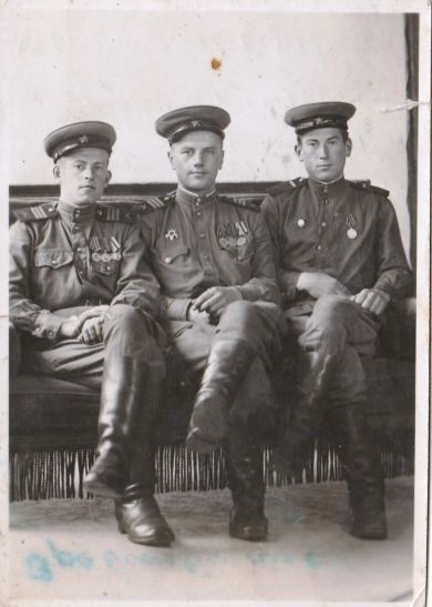 Павлов Василий Никитович (справа)