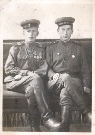 Павлов Василий Никитович (справа) и Михаил Федоренко ( предположительно )