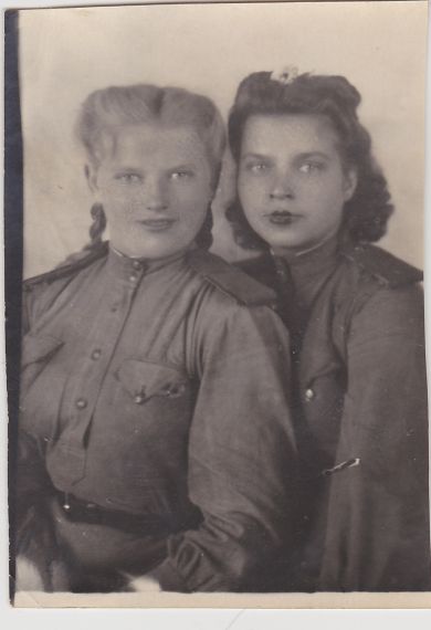 Могилкина Валентина (слева), Денисова Антонина (предположительно)