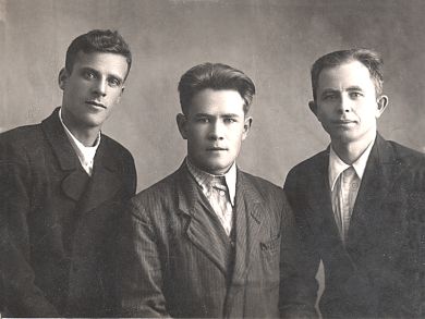Василий Степанович Киселёв (слева)