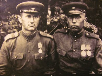 Крошкин Леонид Васильевич (слева)