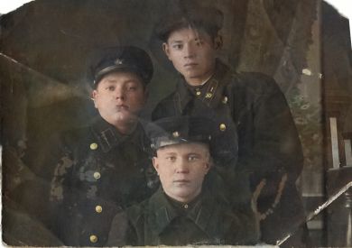 Манцеров Дементий Сергеевич (сидит)
