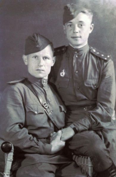Соловьев Николай Петрович (справа)