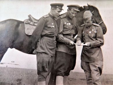 Дедков Виктор Семенович (справа), Могут Константин Иванович (в центре)