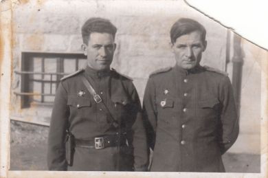 Семенов Сергей Тимофеевич (слева)