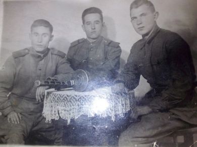 Гарбузников Михаил Тимофеевич (в центре)