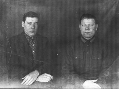 Глушнёв Захар Дмитриевич - слева