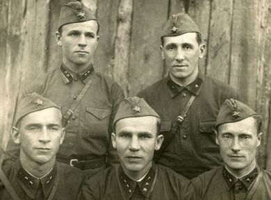 Сластенов Тимофей (верхний ряд слева)  с сослуживцами