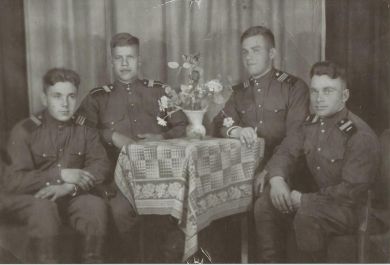 Смоликов Федор Иванович (второй слева)