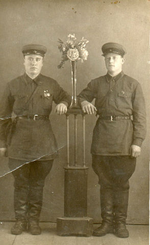 Порошин Иван Егорович (справа)