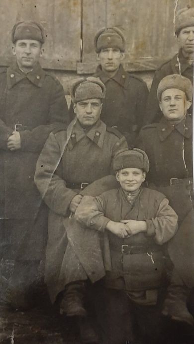 Пинчук Иван Иванович (сидит слева)