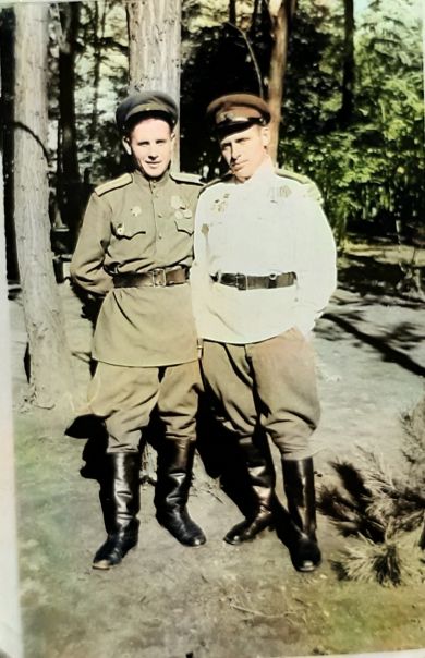 ДЕМИДОВ МИХАИЛ ИВАНОВИЧ (справа).
