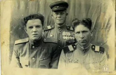 Косолапов Георгий Александрович (в центре)