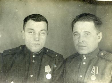 Захарченко Георгий Ефремович, слева