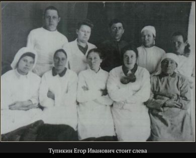 Тупикин Егор Иванович (стоит слева)