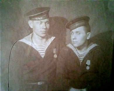 Изюмов Иван Дмитриевич (слева)