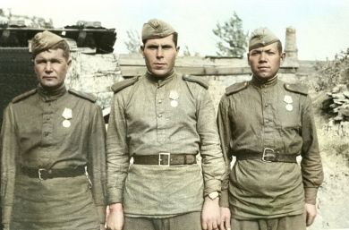 Кузнецов Петр Алексеевич (в центре)