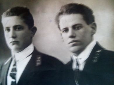 Карпасов Михаил Михайлович (справа)