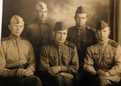 Плесовских Петр Архипович с боевыми товарищами