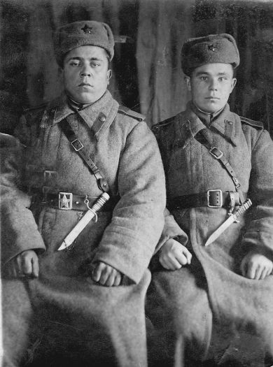 Крутских Иван Иванович (слева)