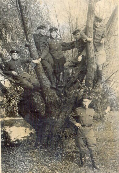 Елсуков Василий ( 1й сверху справа)