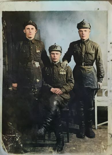 Шматков Семен Тимофеевич (слева) с сослуживцами