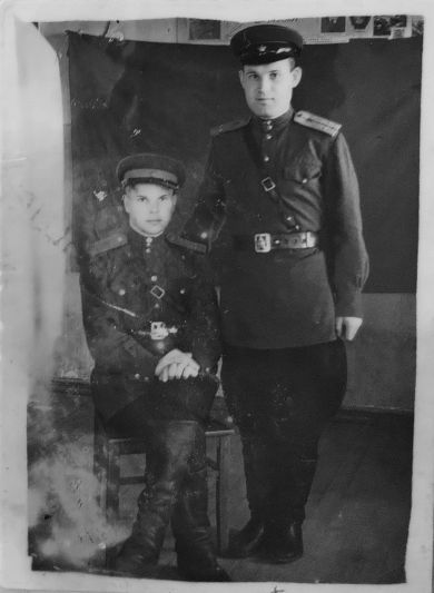 Кузнецов Георгий Васильевич (справа)