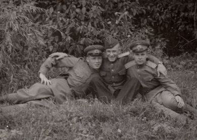 Веселов Владимир Иванович (слева) с товарищами