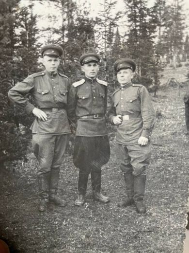 Мещеряков Василий Дмитриевич (в центре)
