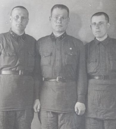Батов Емельян Петрович (в центре)