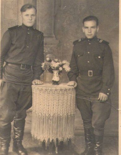 Уймёнов Василий Андреевич (справа)