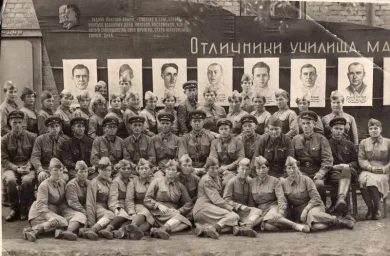Девушки-курсанты Киевского ВУ связи перед присягой